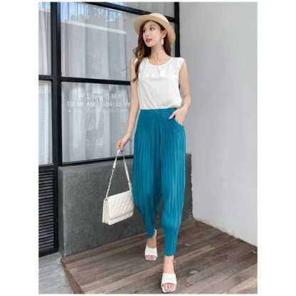 Solid Color Pleated Capri Pants - Image 3