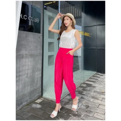 Solid Color Pleated Capri Pants - Image 7